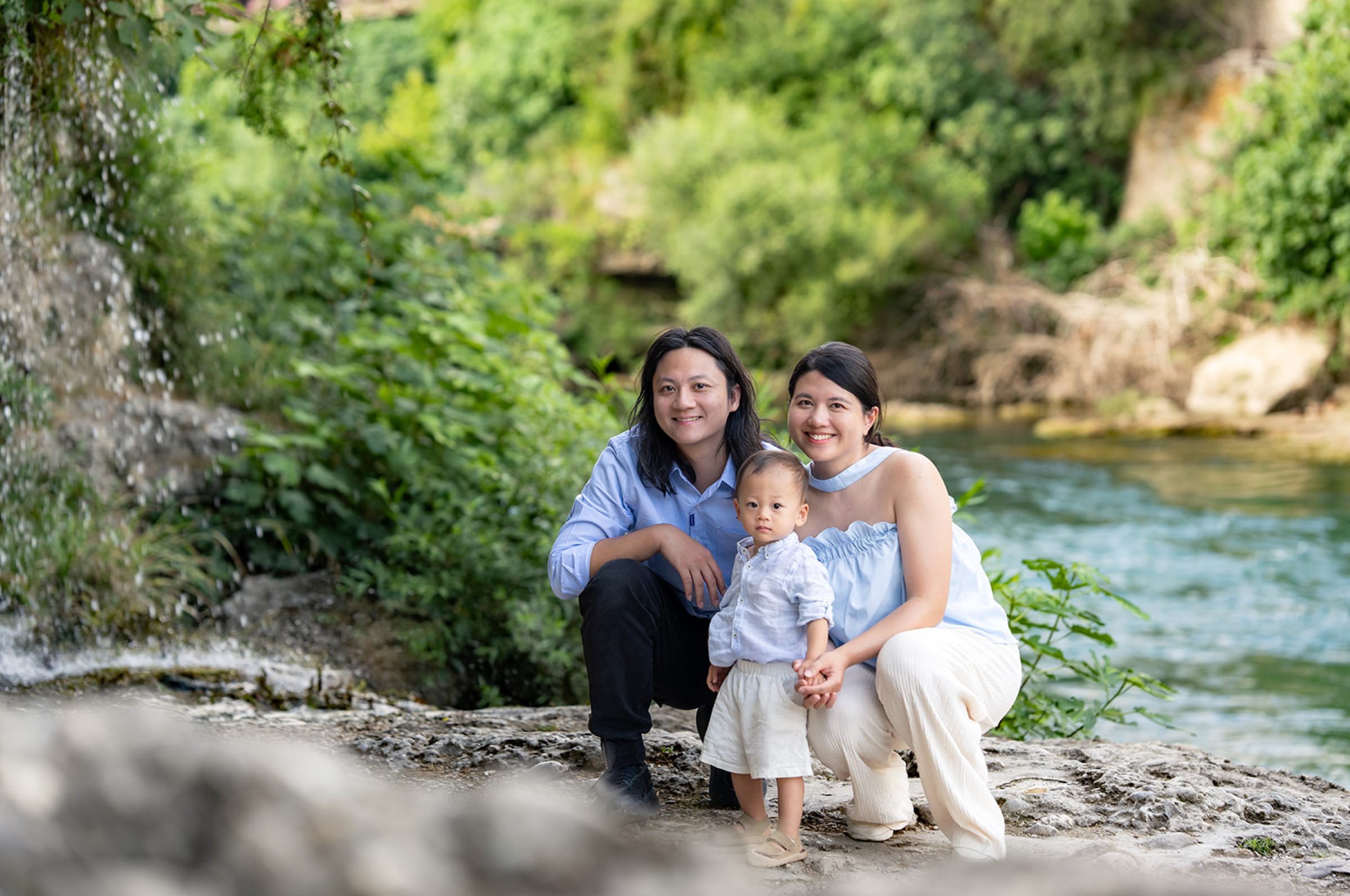 Familie am Wasserfall