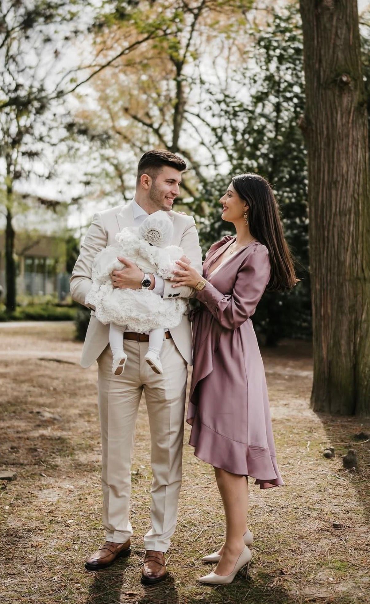 Familie mit Baby im Park