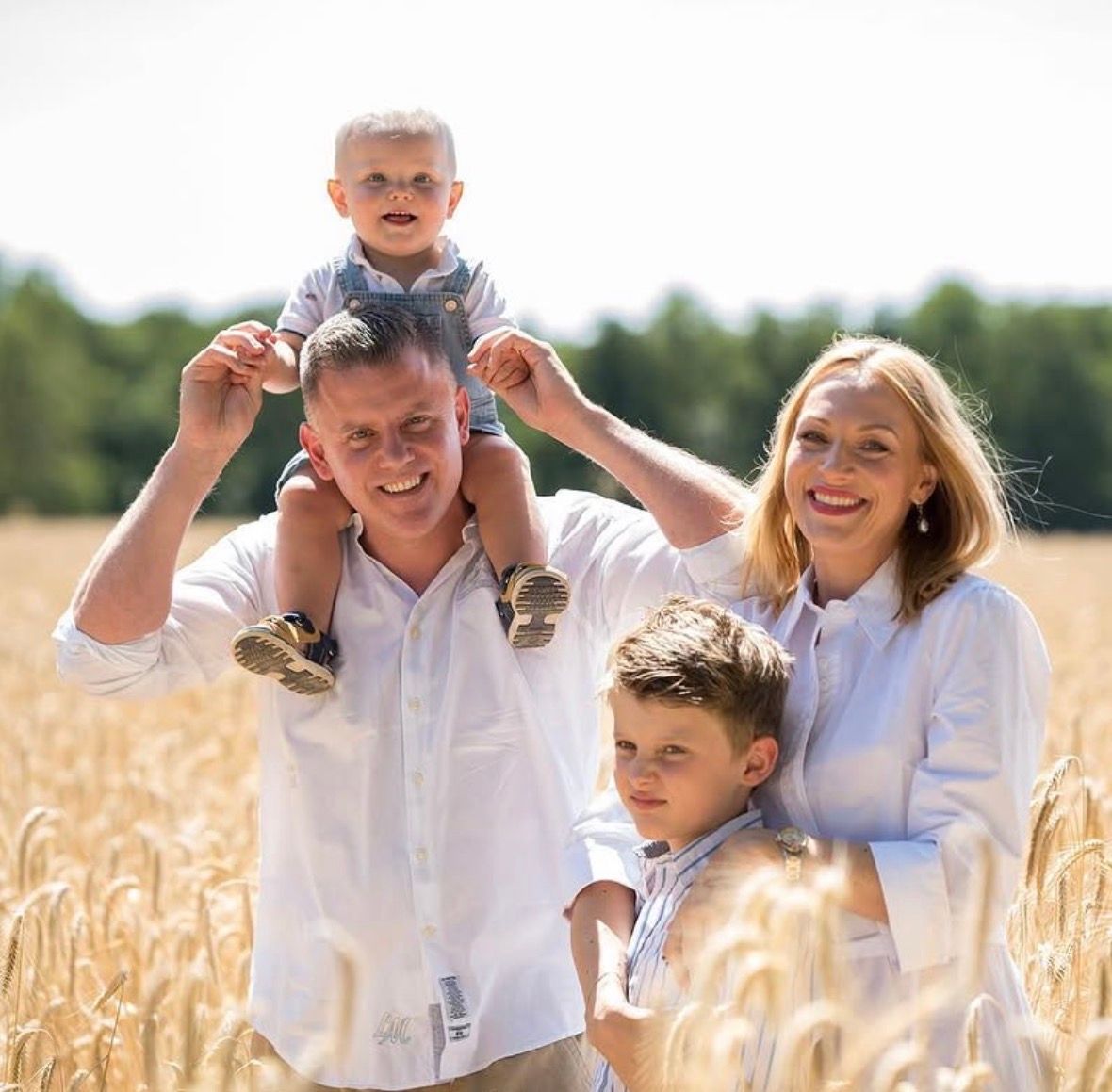 Familie im Weizenfeld